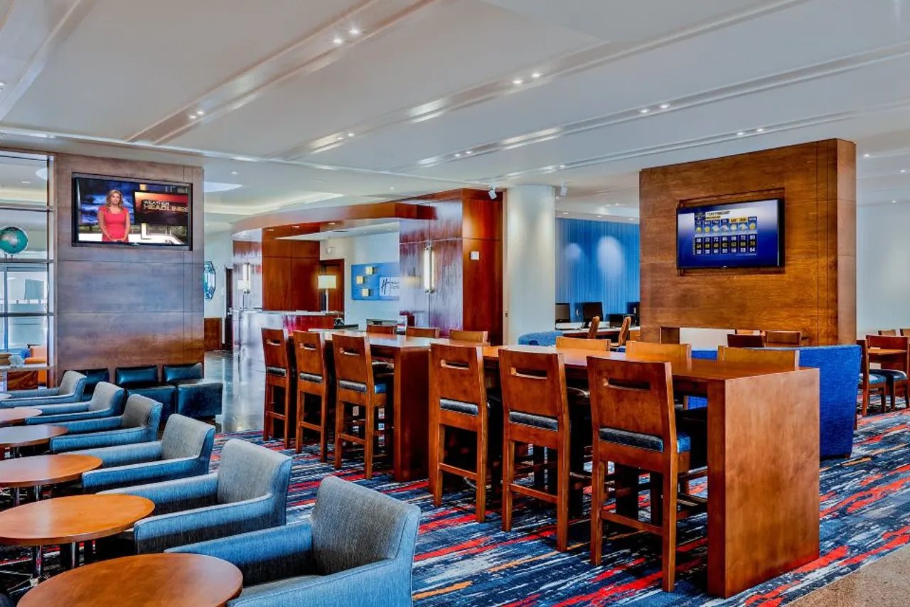 Holiday Inn Express & Suites San Francisco Fishermans Wharf — rooms and atmosphere