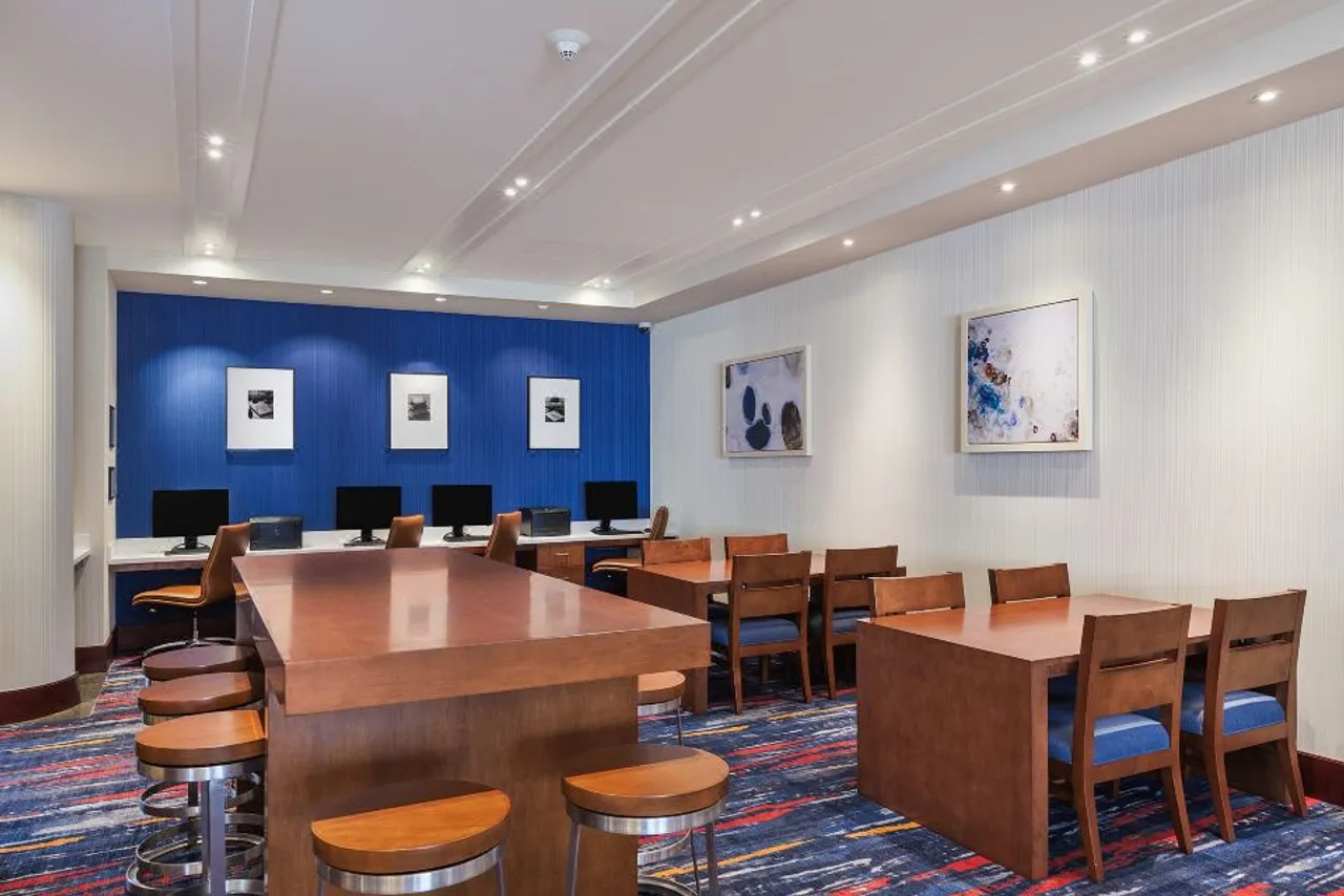Holiday Inn Express & Suites San Francisco Fishermans Wharf — rooms and atmosphere