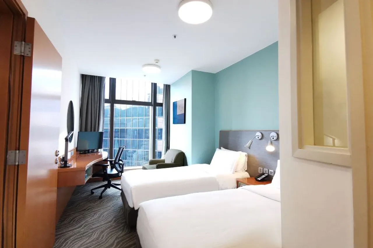 Holiday Inn Express Hong Kong Causeway Bay by IHG — rooms and atmosphere