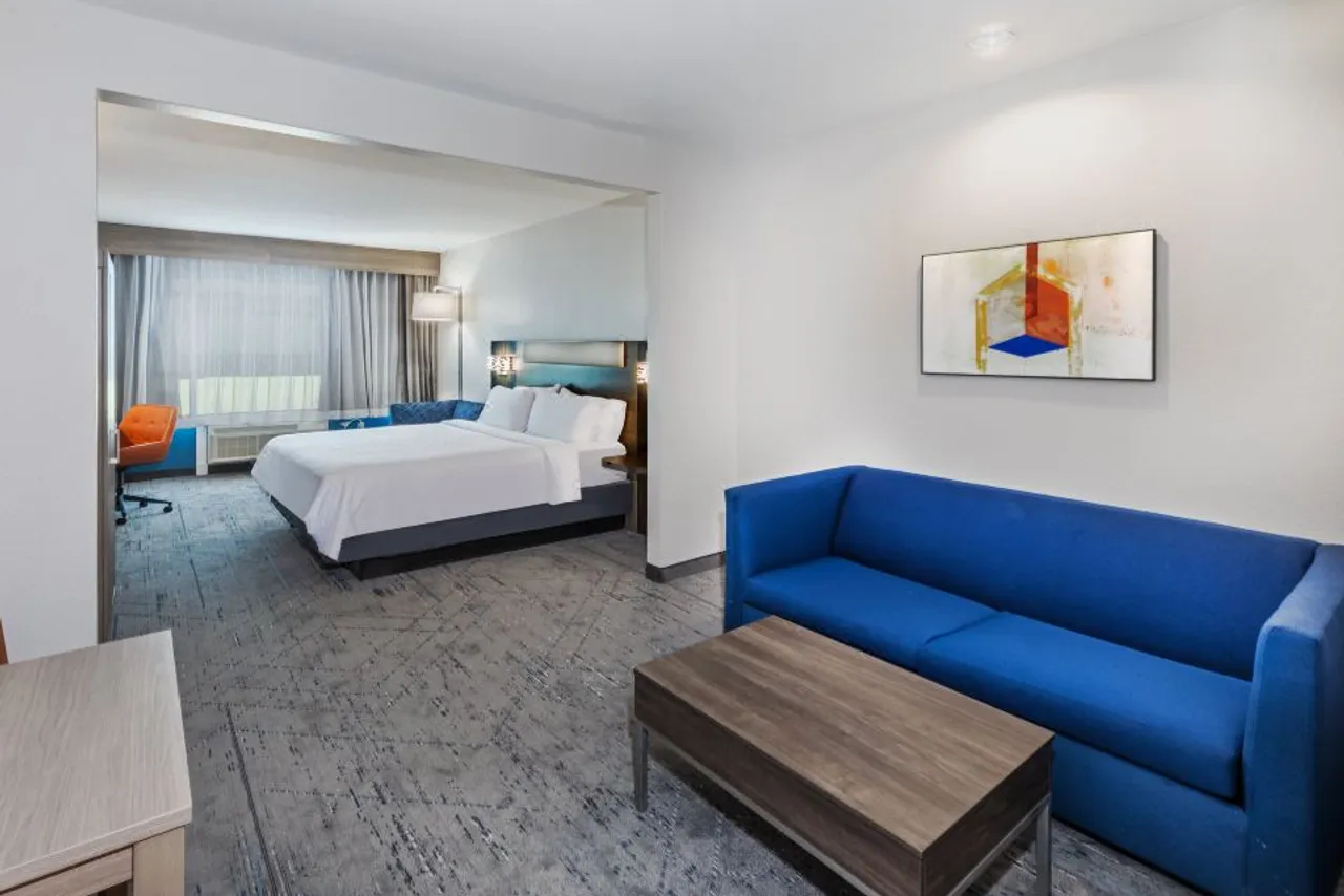 Holiday Inn Express & Suites Houston Space Center - Clear Lake — rooms and atmosphere