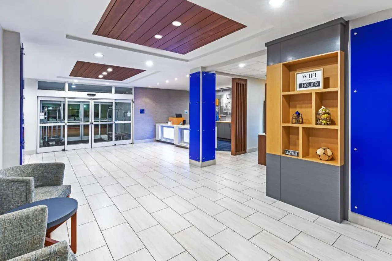 Holiday Inn Express & Suites Houston Space Center - Clear Lake — rooms and atmosphere