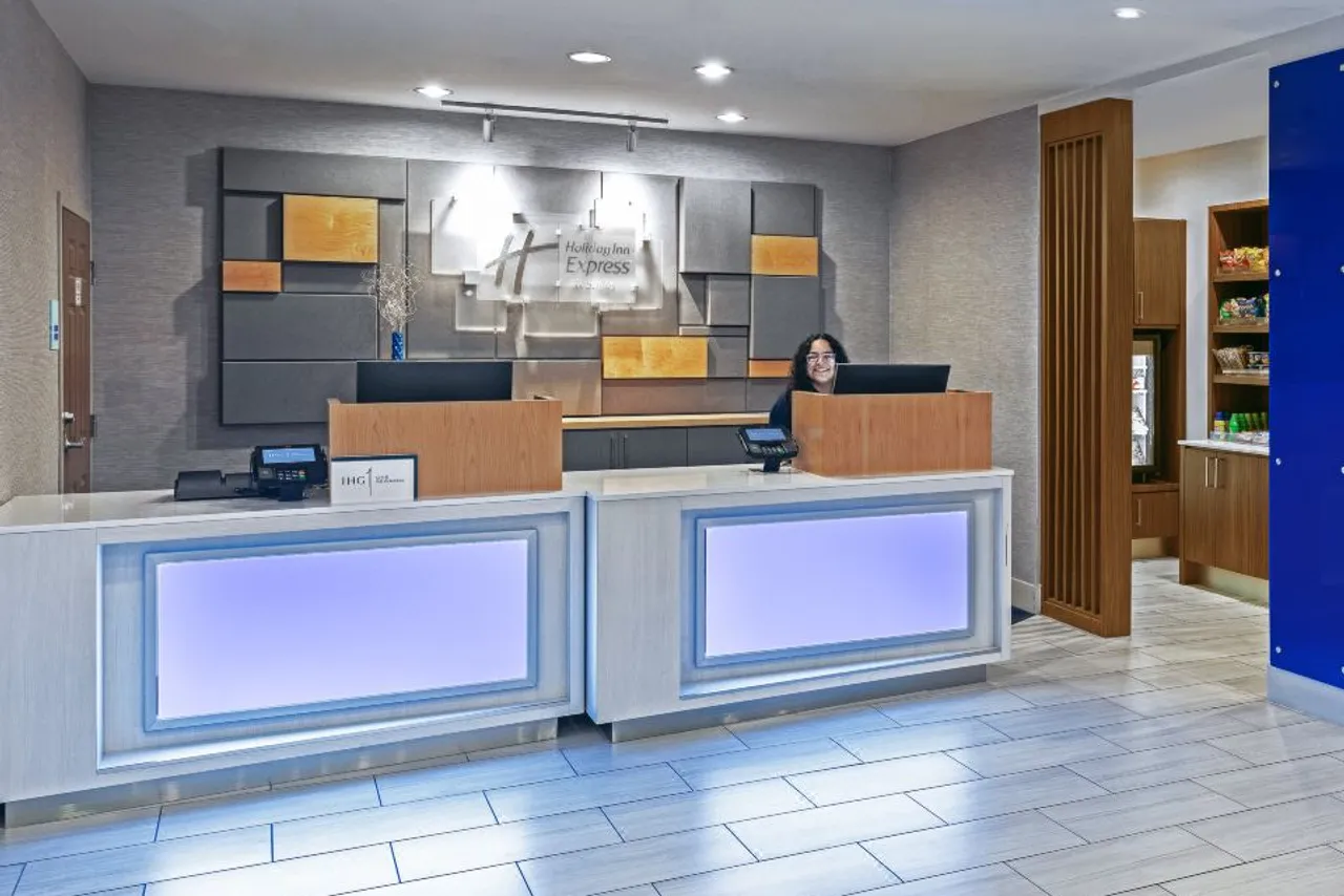 Holiday Inn Express & Suites Houston Space Center - Clear Lake — rooms and atmosphere