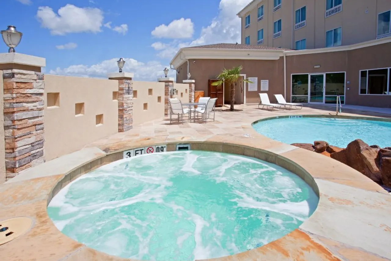 Holiday Inn Express & Suites Houston Space Center - Clear Lake — rooms and atmosphere