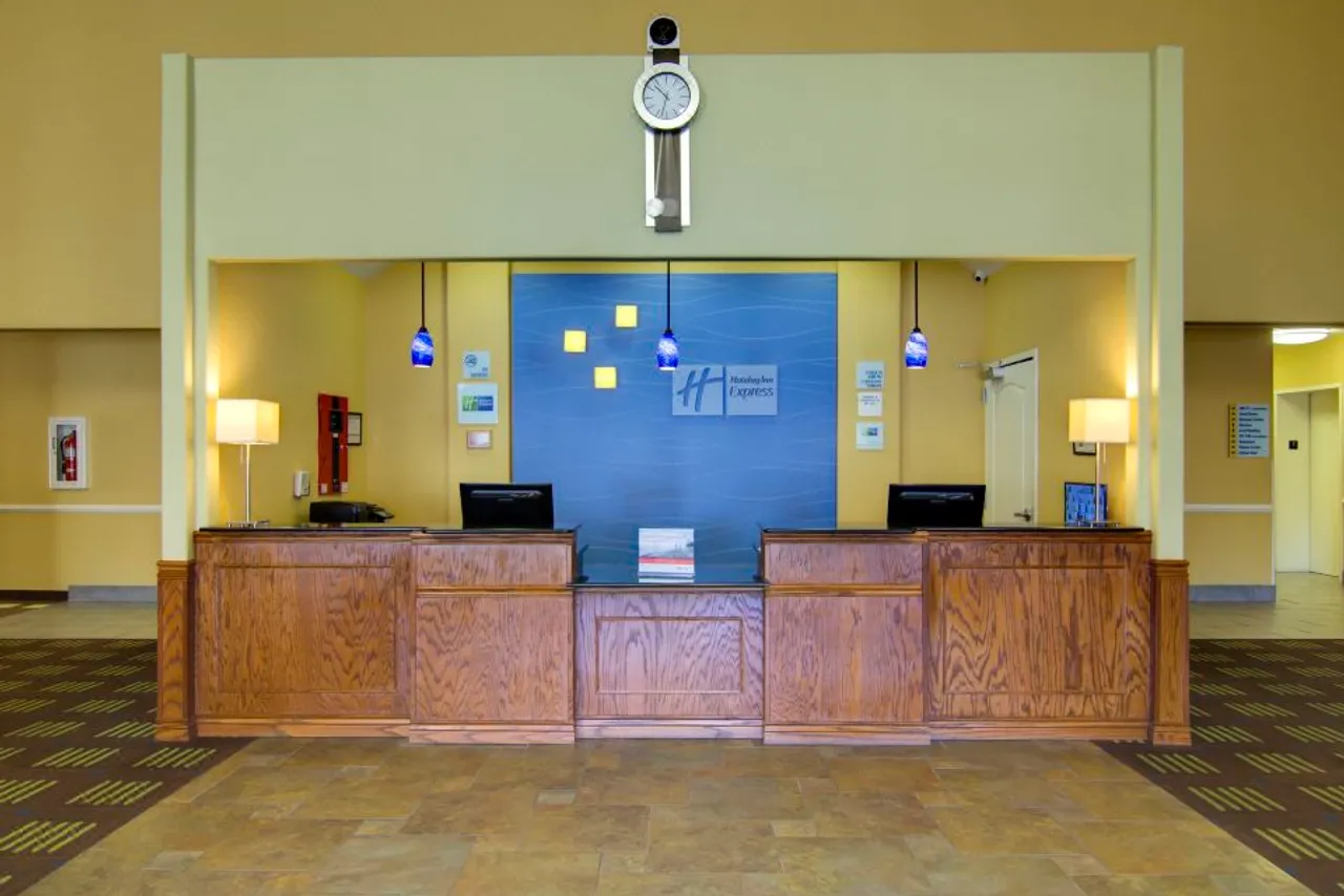 Holiday Inn Express & Suites Kansas City Sport Complex Area by IHG — rooms and atmosphere