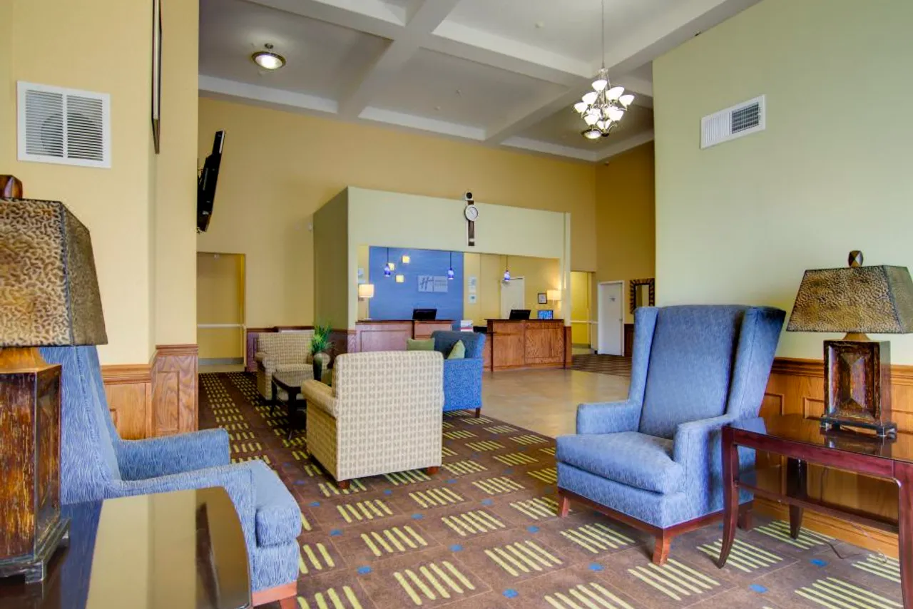 Holiday Inn Express & Suites Kansas City Sport Complex Area by IHG — rooms and atmosphere