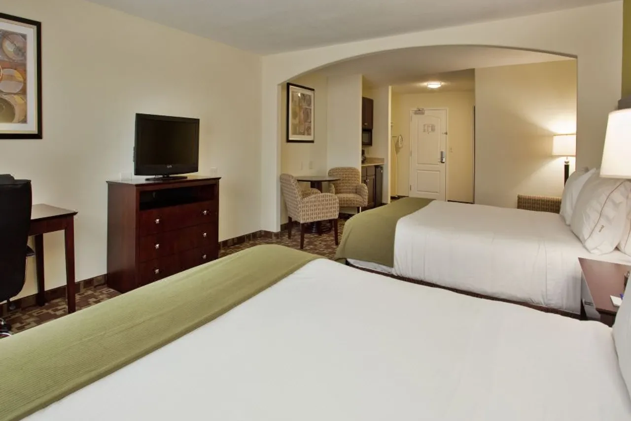 Holiday Inn Express & Suites Kansas City Sport Complex Area by IHG — rooms and atmosphere