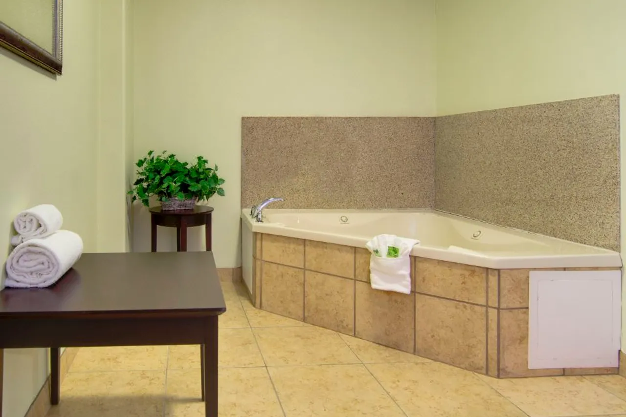 Holiday Inn Express & Suites Kansas City Sport Complex Area by IHG — rooms and atmosphere