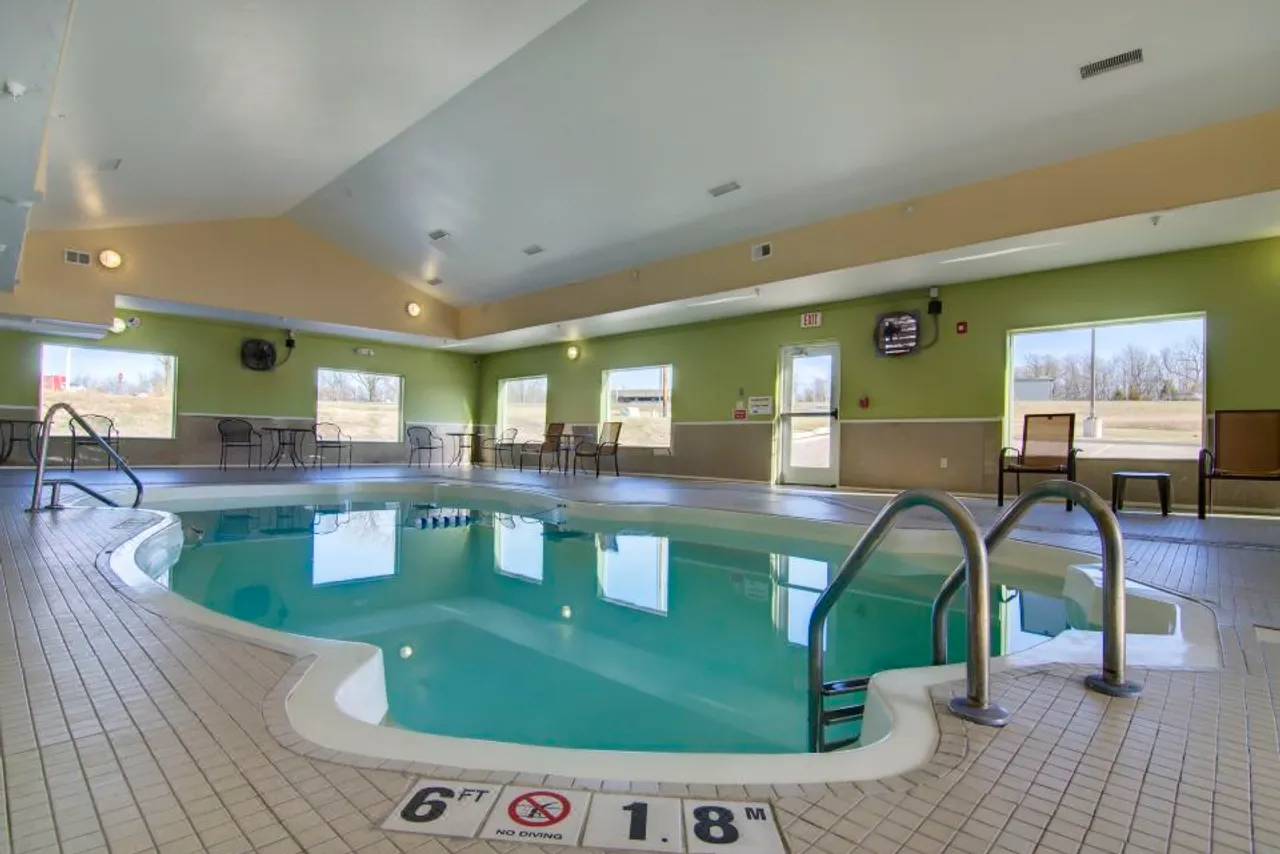 Holiday Inn Express & Suites Kansas City Sport Complex Area by IHG — rooms and atmosphere