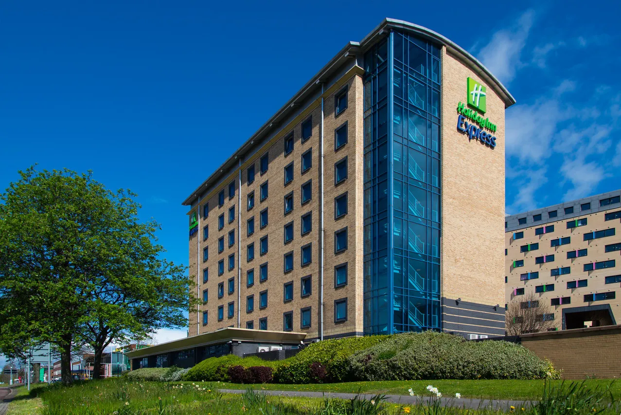 Holiday Inn Express Leeds City Centre — rooms and atmosphere