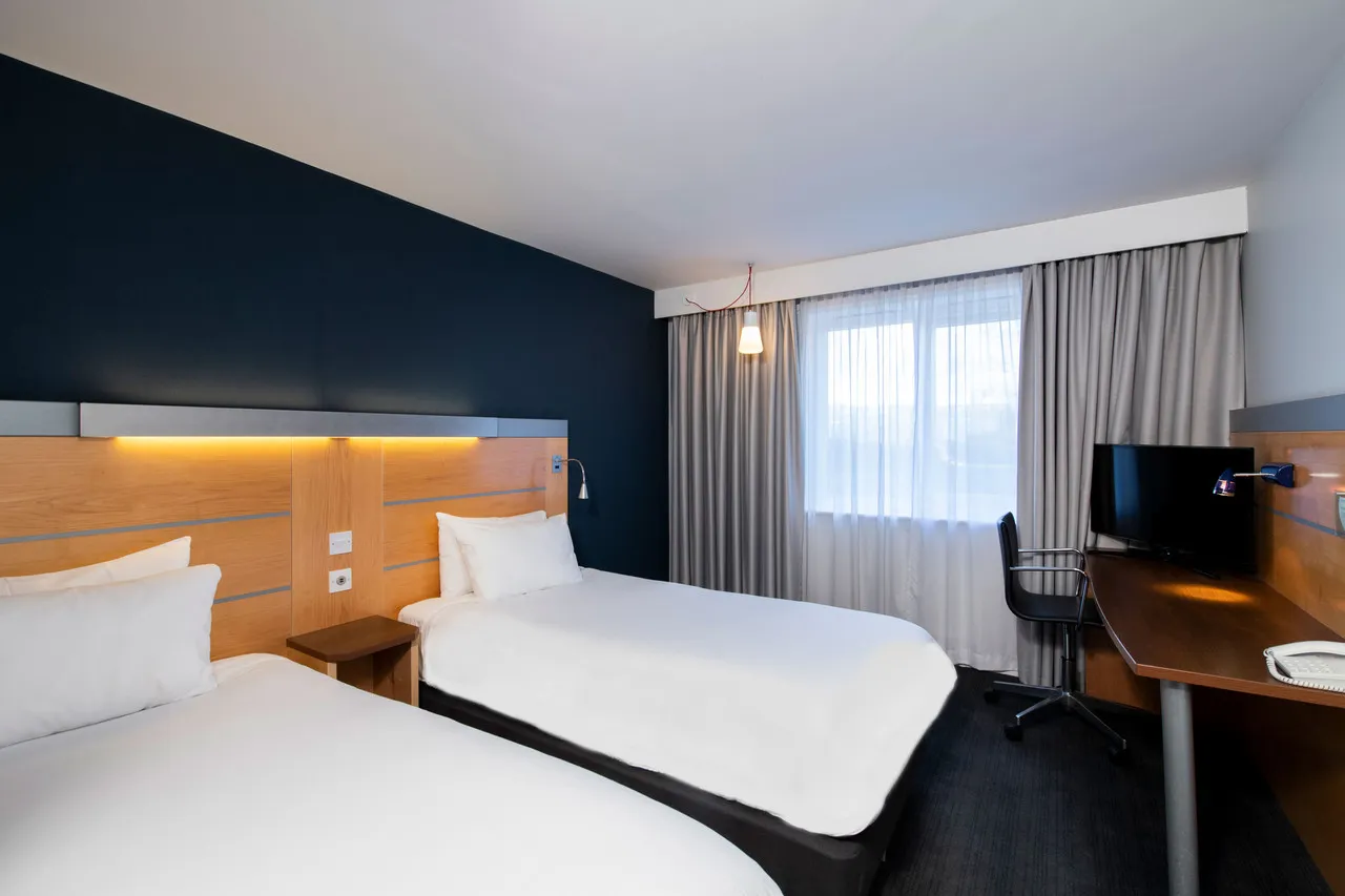 Holiday Inn Express Leeds City Centre — rooms and atmosphere
