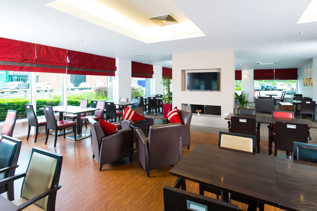 Holiday Inn Express Leeds City Centre — rooms and atmosphere