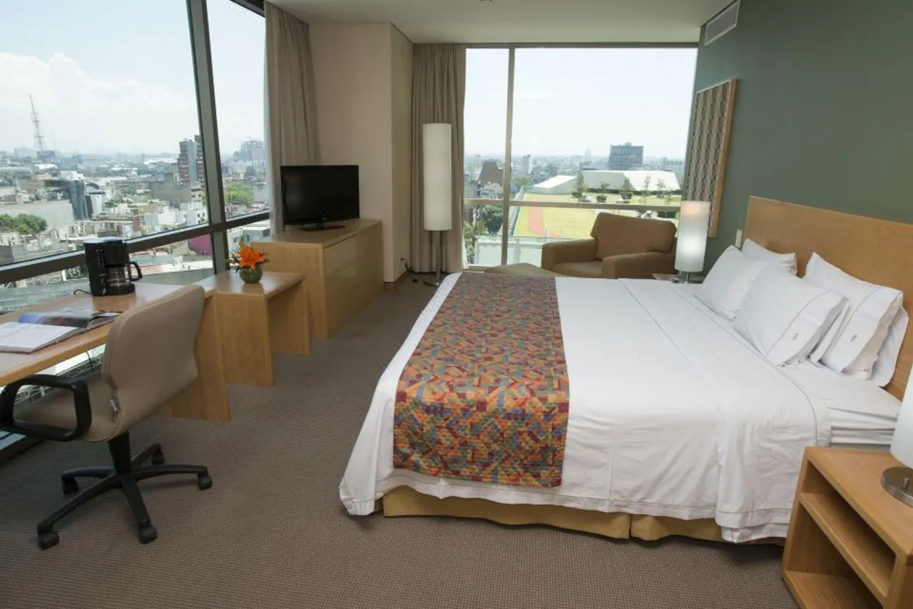Holiday Inn Express Mexico Reforma — rooms and atmosphere