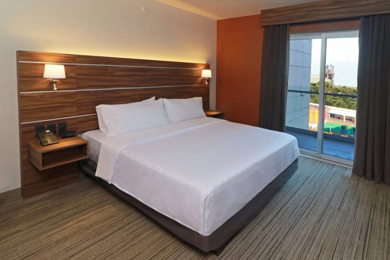 Holiday Inn Express Monterrey - Fundidora by IHG — rooms and atmosphere
