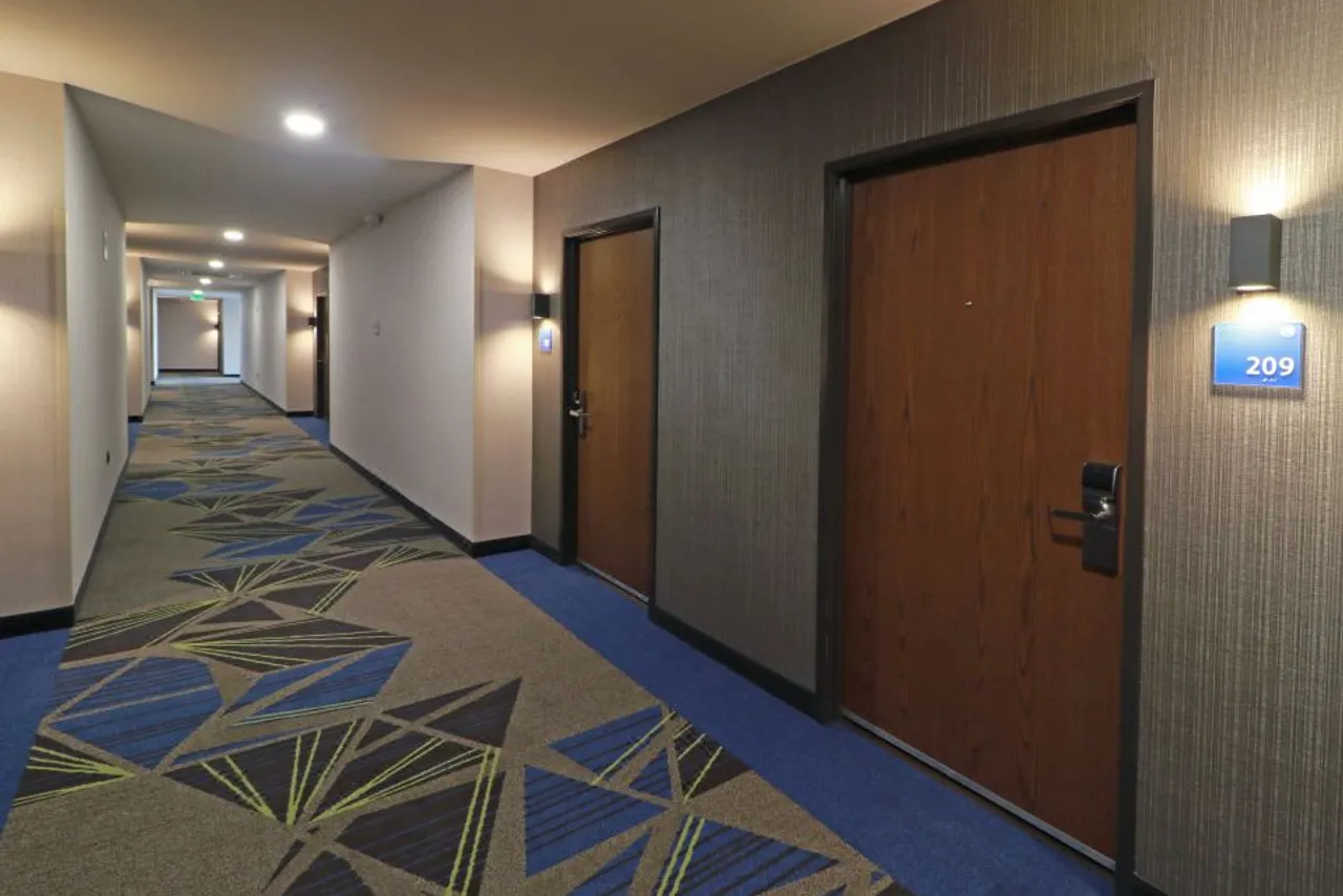 Holiday Inn Express Monterrey - Fundidora by IHG — rooms and atmosphere