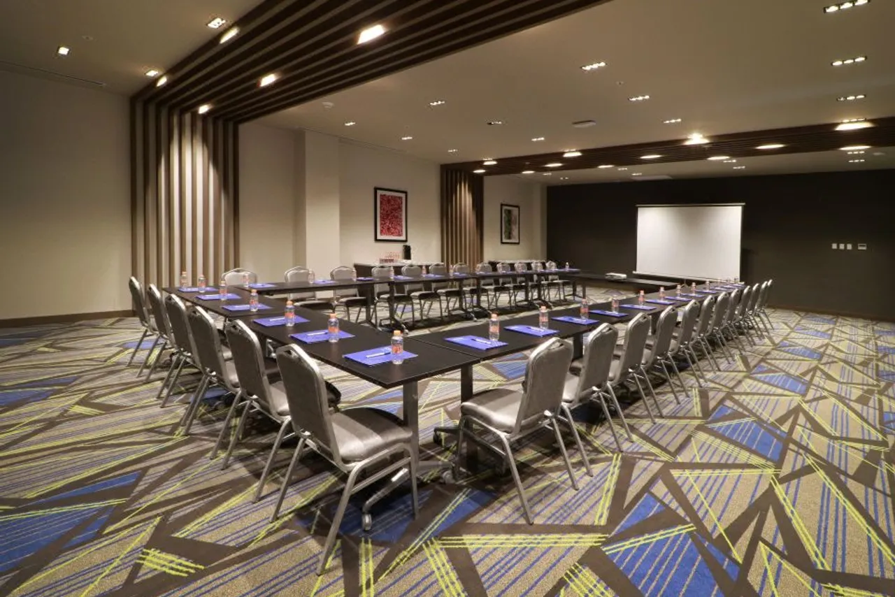 Holiday Inn Express Monterrey - Fundidora by IHG — rooms and atmosphere