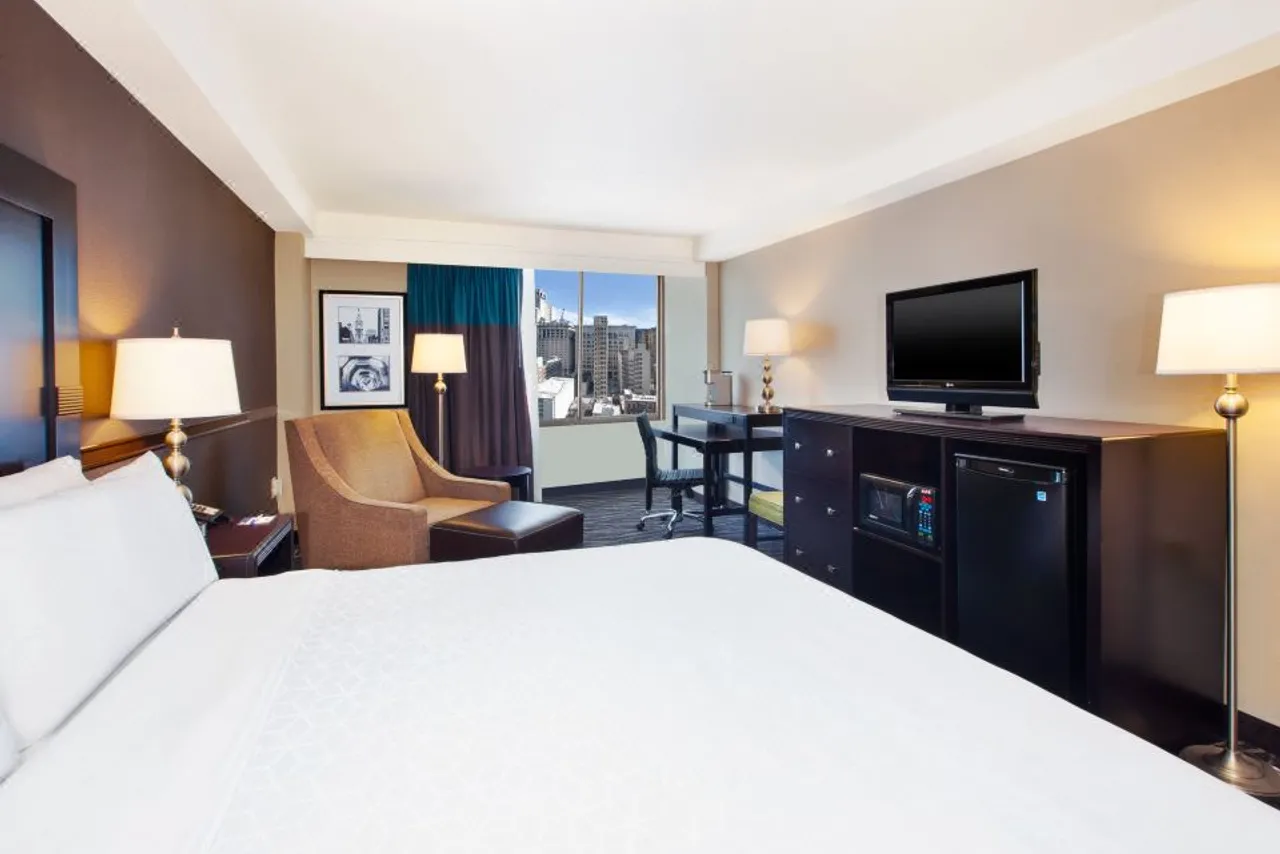 Holiday Inn Express Philadelphia-Midtown by IHG — rooms and atmosphere