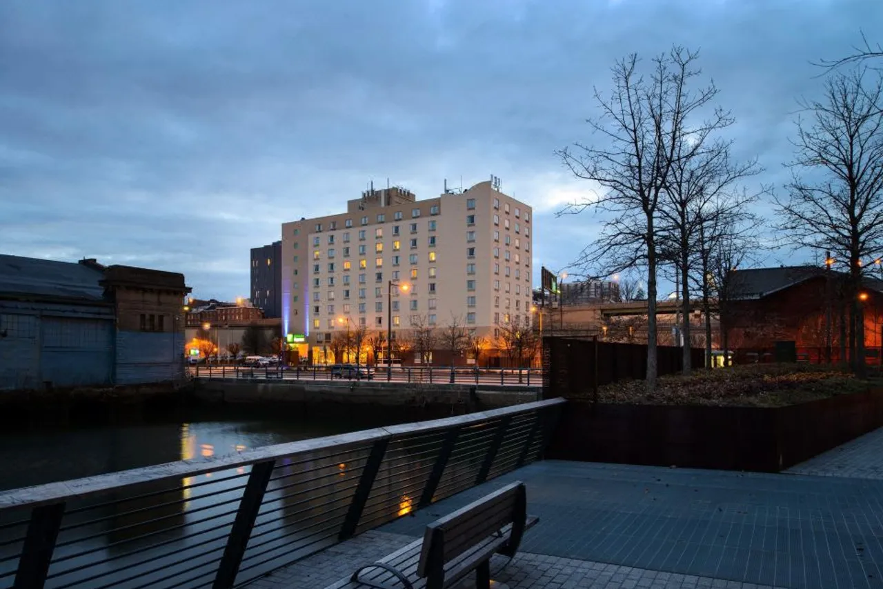 Holiday Inn Express Philadelphia - Penn's Landing by IHG — rooms and atmosphere