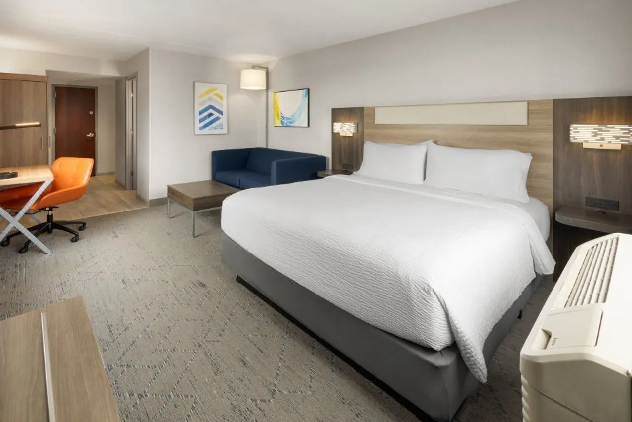 Holiday Inn Express Philadelphia - Penn's Landing by IHG — rooms and atmosphere