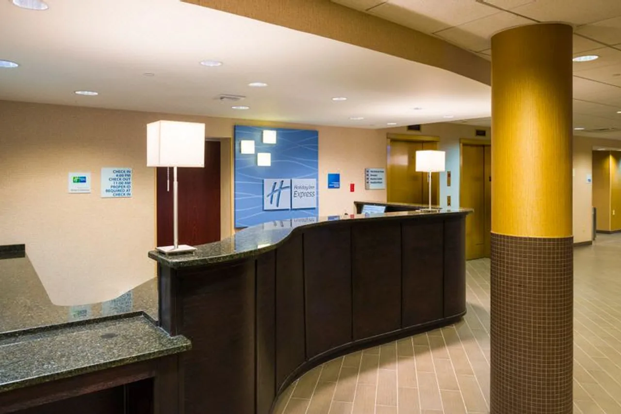 Holiday Inn Express Philadelphia - Penn's Landing by IHG — rooms and atmosphere