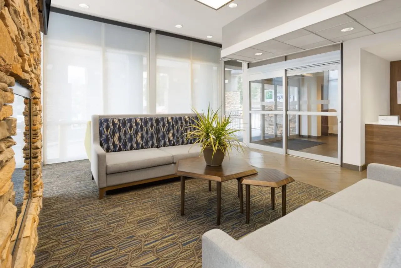 Holiday Inn Express Philadelphia - Penn's Landing by IHG — rooms and atmosphere