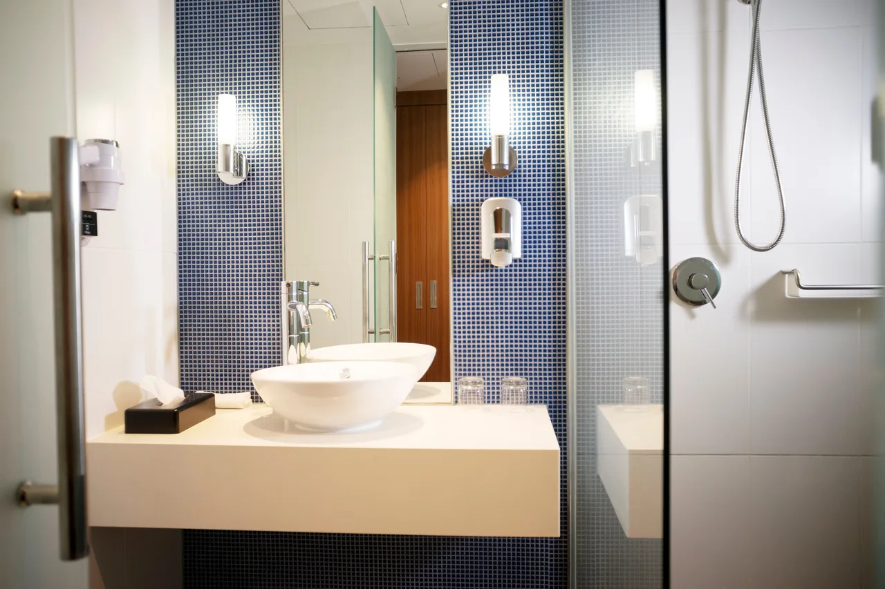 Holiday Inn Express Port Moresby — rooms and atmosphere