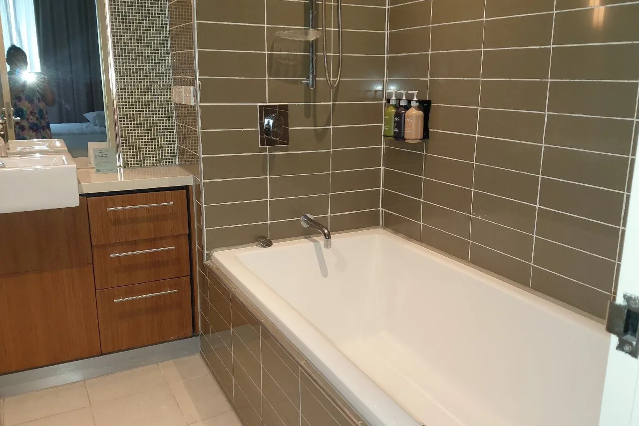 Holiday Inn Express Port Moresby — rooms and atmosphere