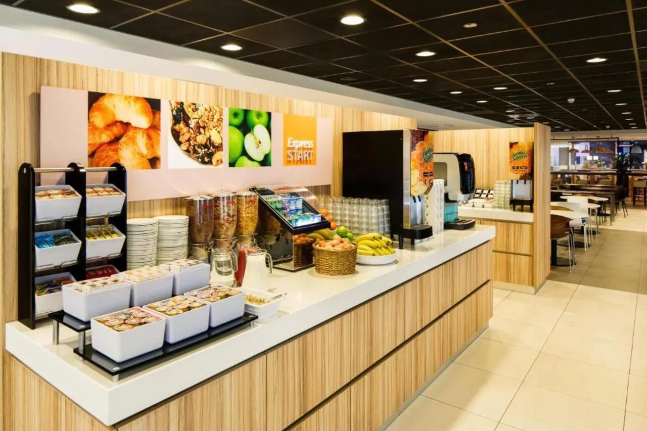 Holiday Inn Express Rotterdam – Central Station — rooms and atmosphere