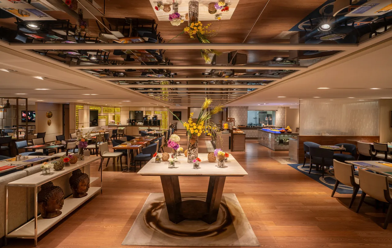 Holiday Inn Golden Mile Hong Kong — rooms and atmosphere