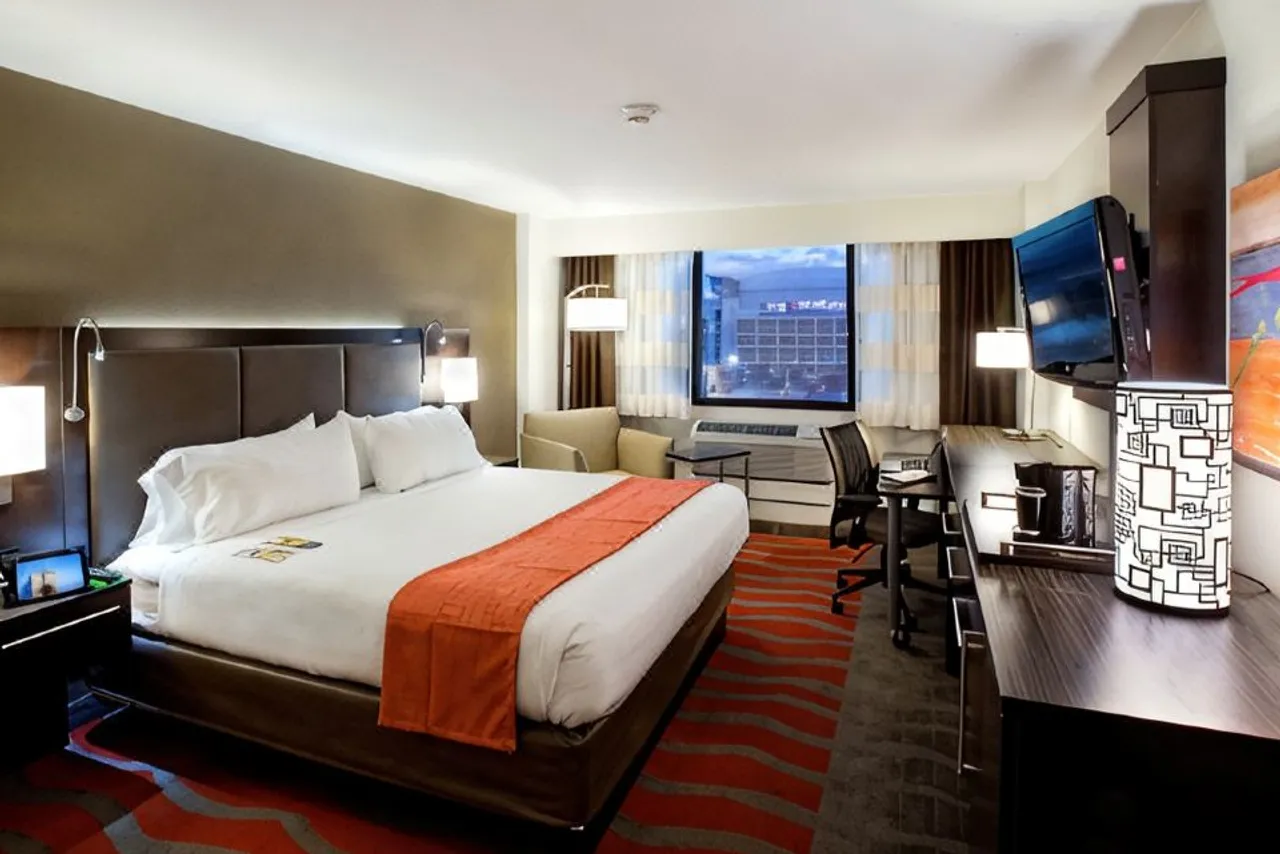 Holiday Inn Houston S - NRG Area - Med Ctr by IHG — rooms and atmosphere