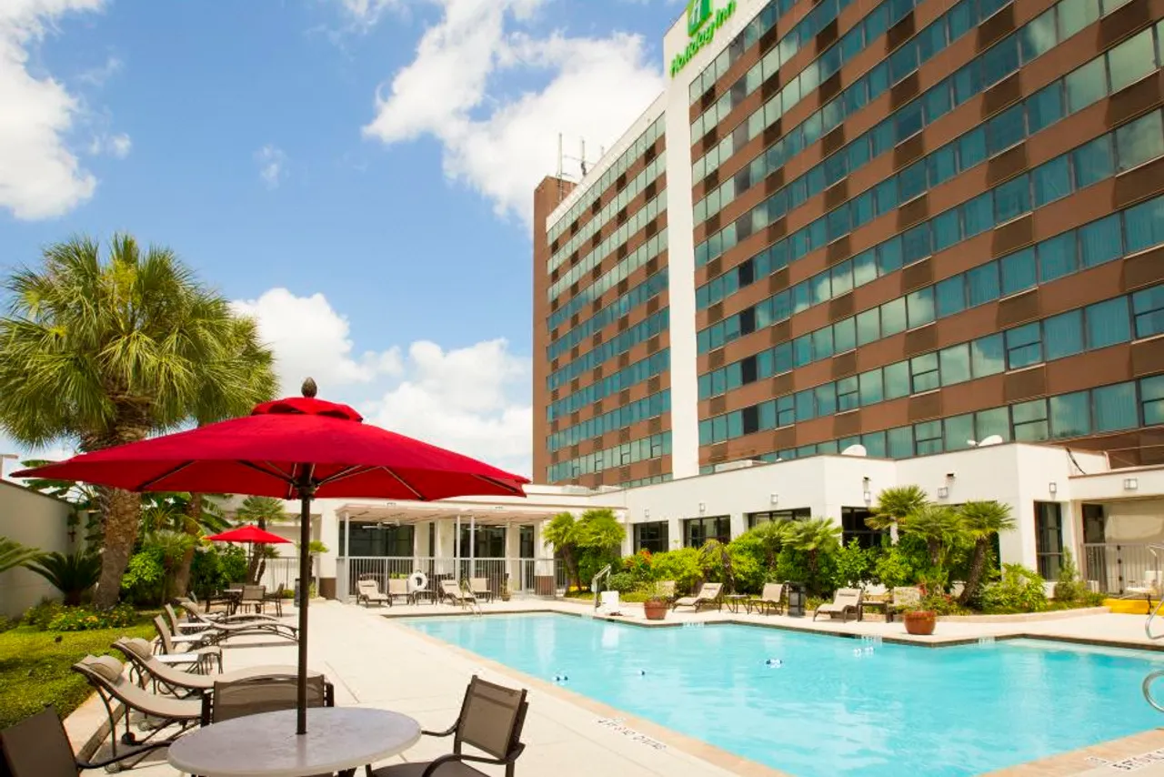 Holiday Inn Houston S - NRG Area - Med Ctr by IHG — rooms and atmosphere