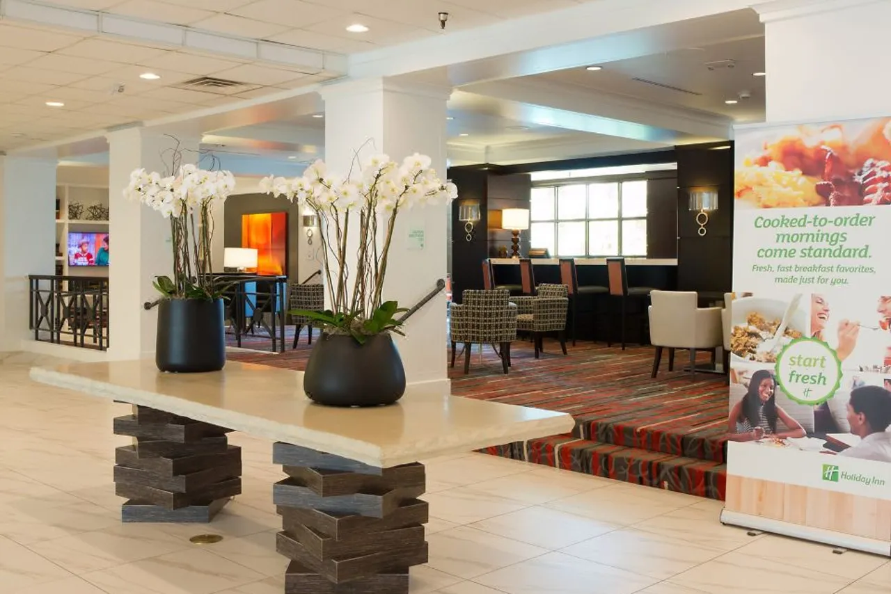 Holiday Inn Houston S - NRG Area - Med Ctr by IHG — rooms and atmosphere