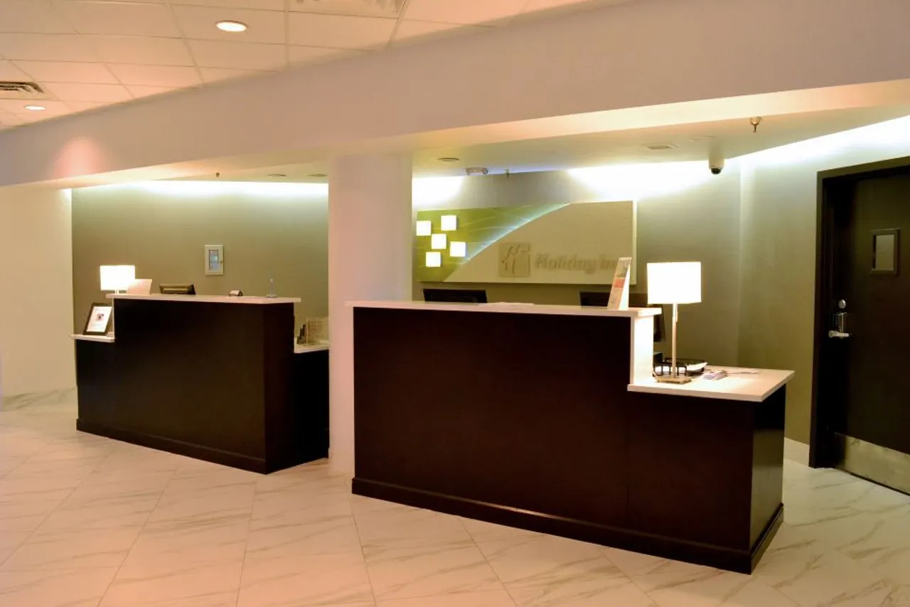 Holiday Inn Houston S - NRG Area - Med Ctr by IHG — rooms and atmosphere