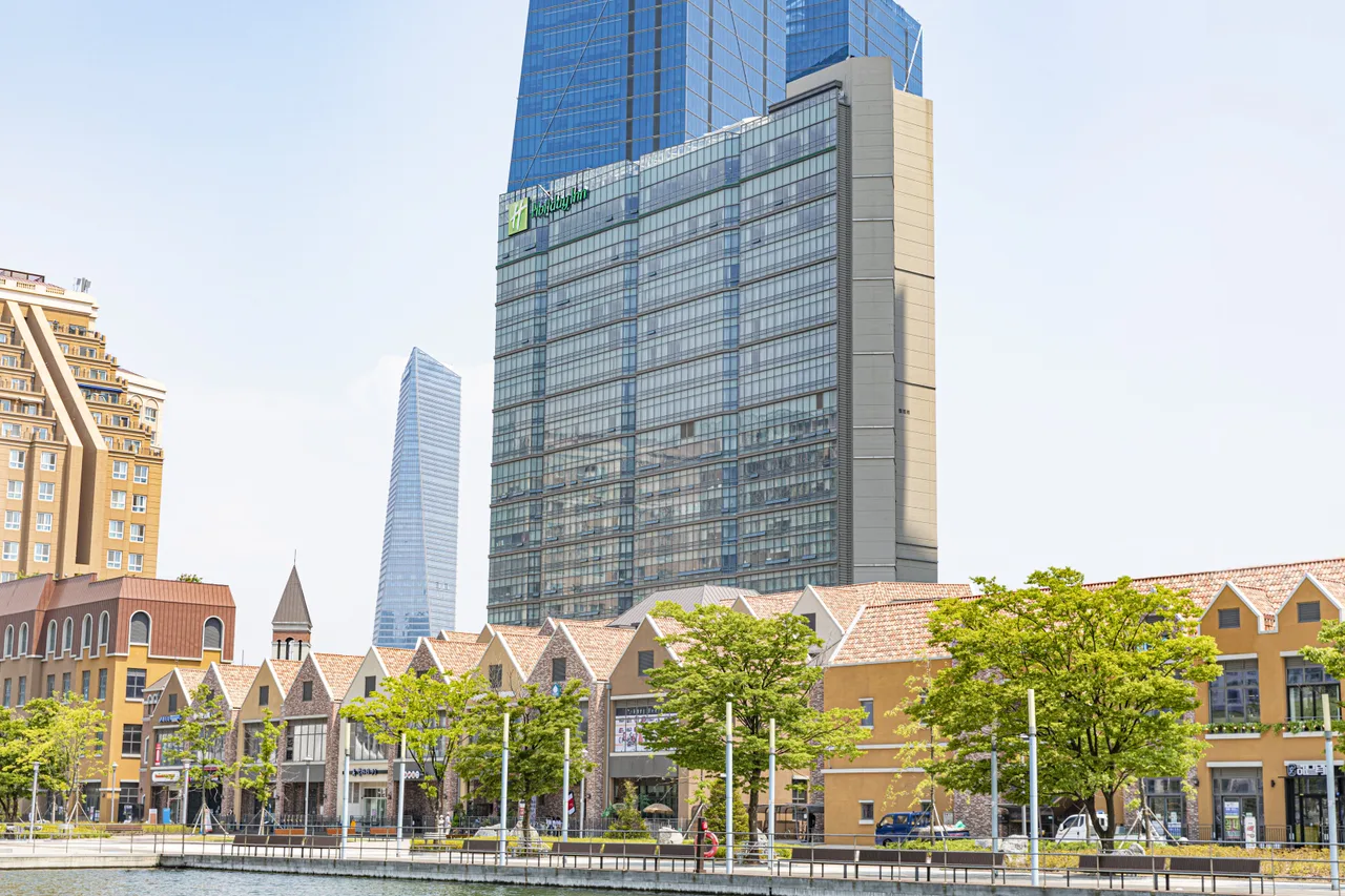 โรงแรม Holiday Inn Incheon Songdo by IHG ออกประตู 2 สถานี Central Park (Subway สาย 1) เลย ในย่าน Songdo IBD — เดิน 5 นาทีถึง Songdo Central Park, ขับรถจากสนามบินอินชอน ~25 นาที