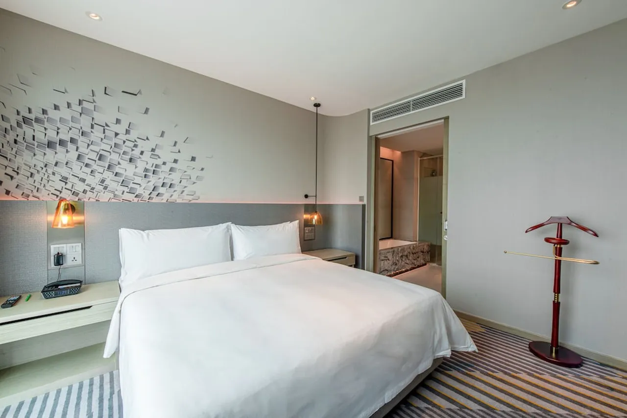 Holiday Inn Johor Bahru City Centre — rooms and atmosphere