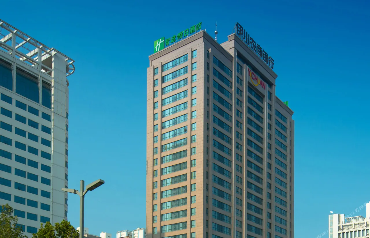 Holiday Inn Express Luoyang City Center — rooms and atmosphere