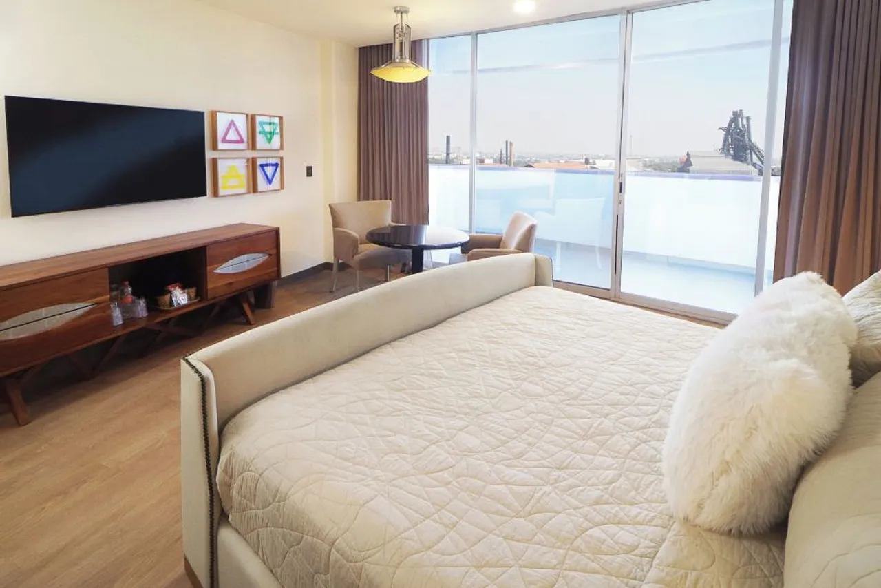 Holiday Inn Monterrey - Parque Fundidora by IHG — rooms and atmosphere