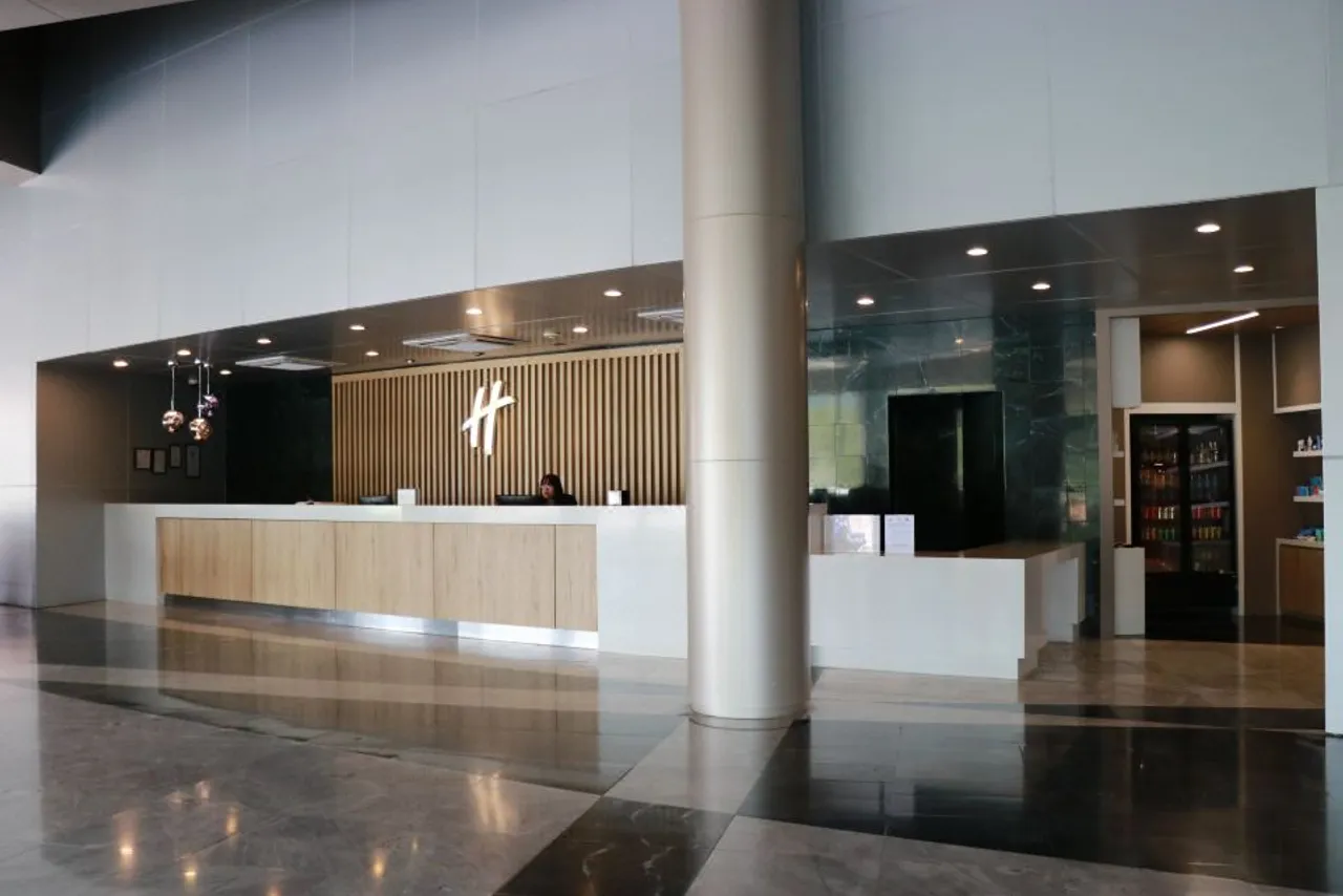 Holiday Inn Monterrey - Parque Fundidora by IHG — rooms and atmosphere