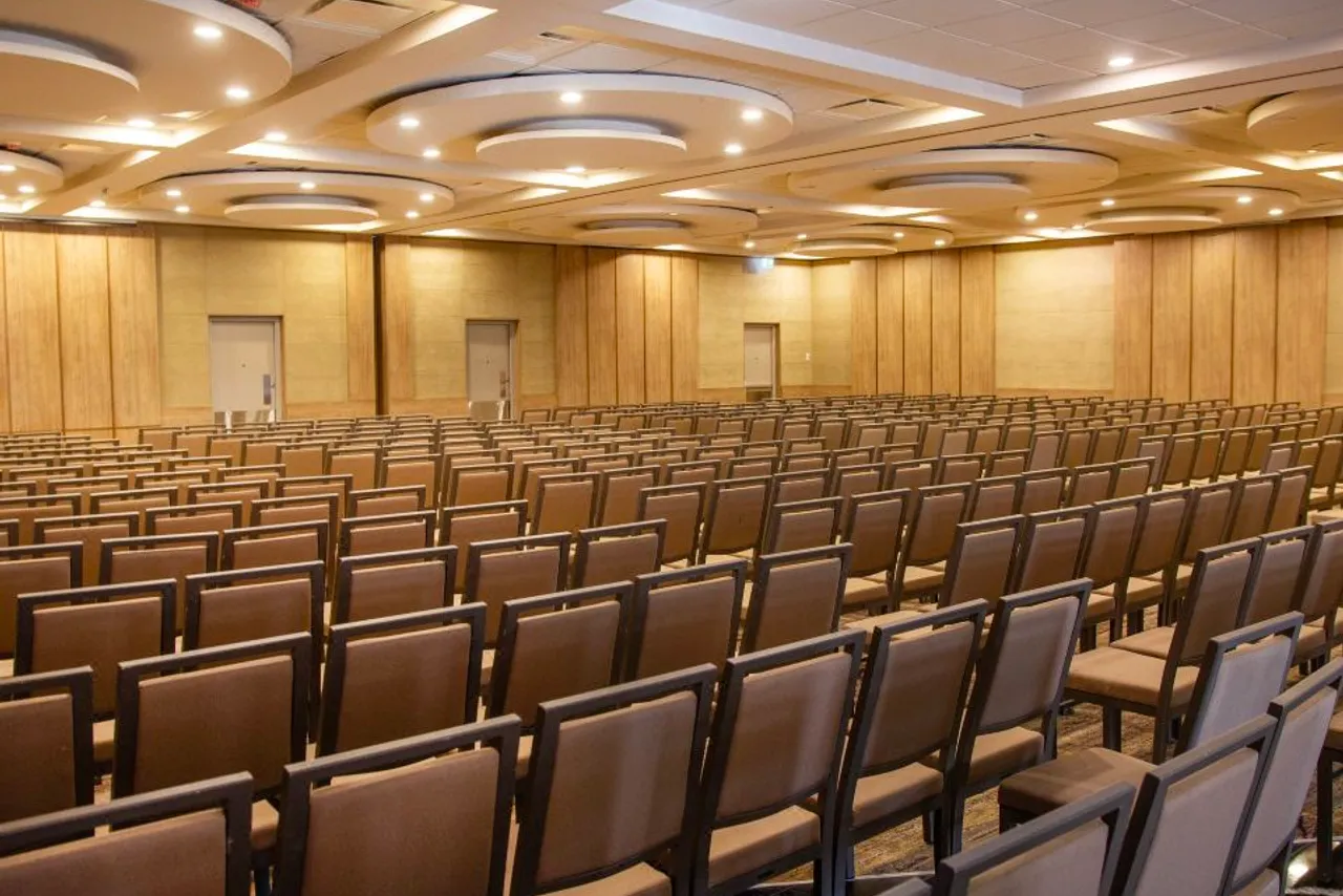 Holiday Inn Monterrey - Parque Fundidora by IHG — rooms and atmosphere