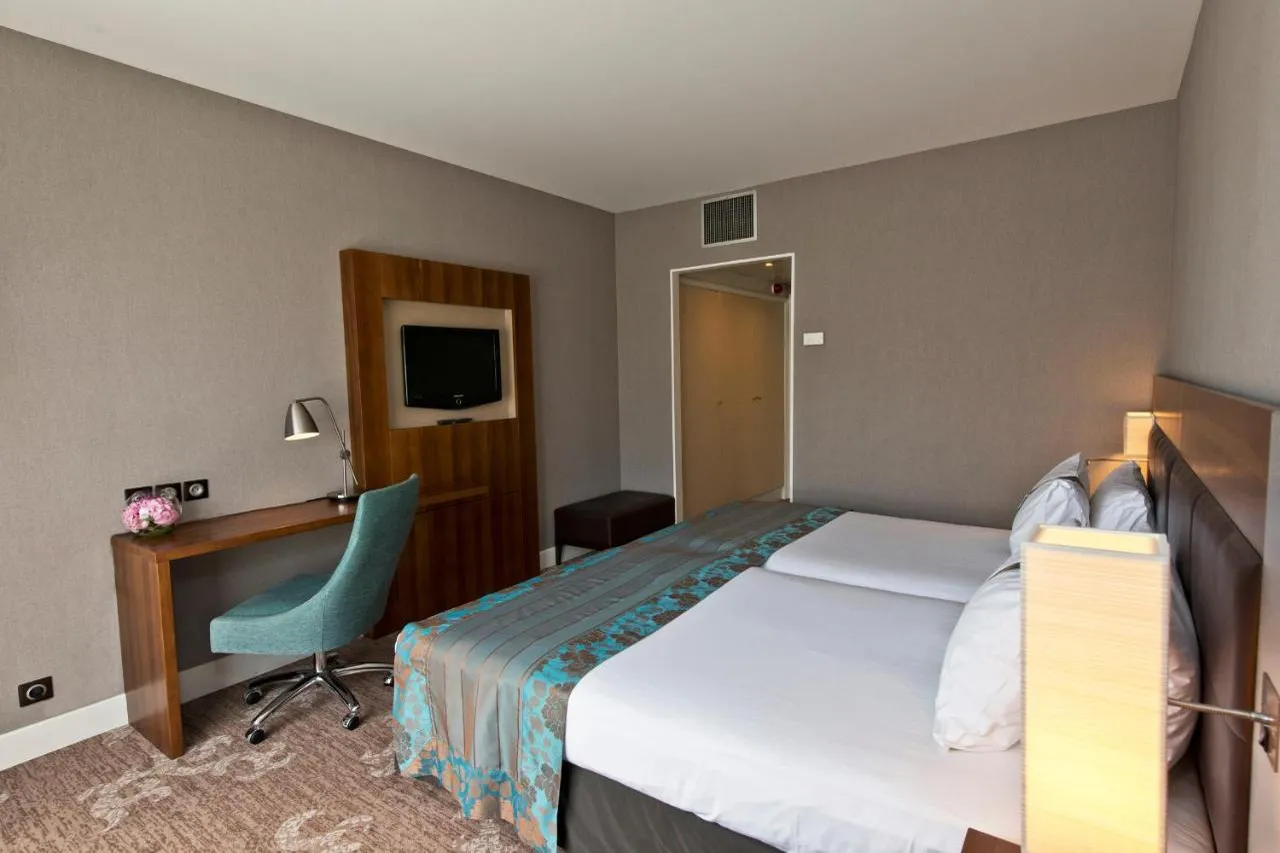 Holiday Inn Nice — rooms and atmosphere