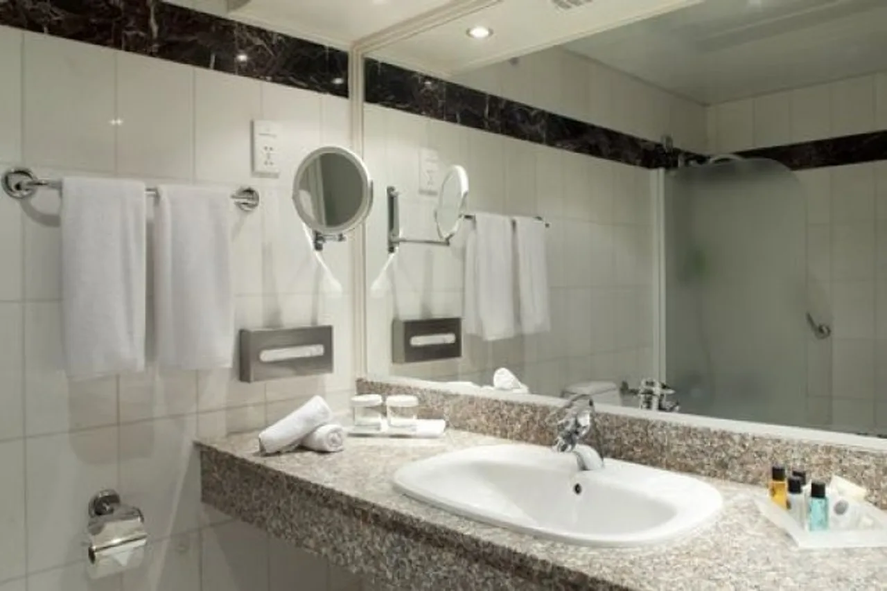 Holiday Inn Nicosia City Centre — rooms and atmosphere