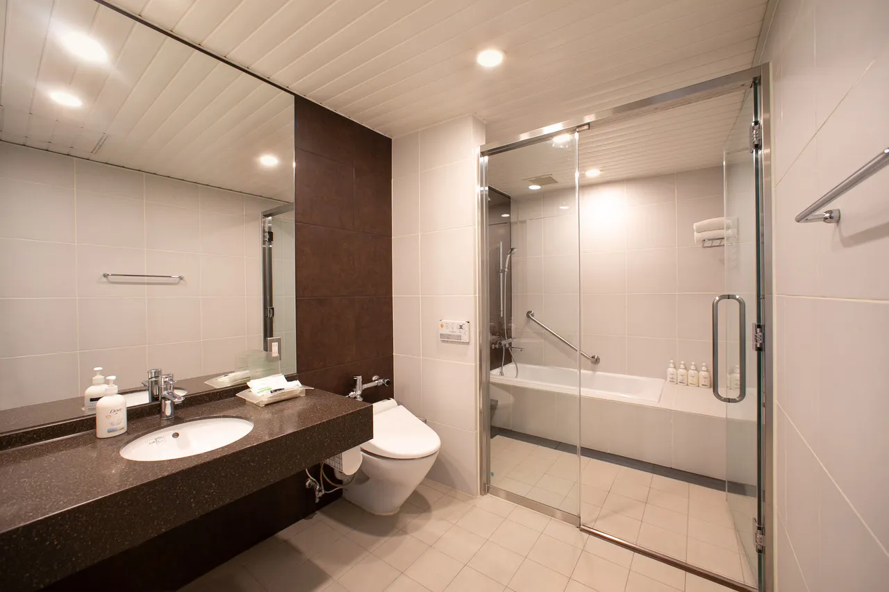 Holiday Inn Osaka Namba — rooms and atmosphere