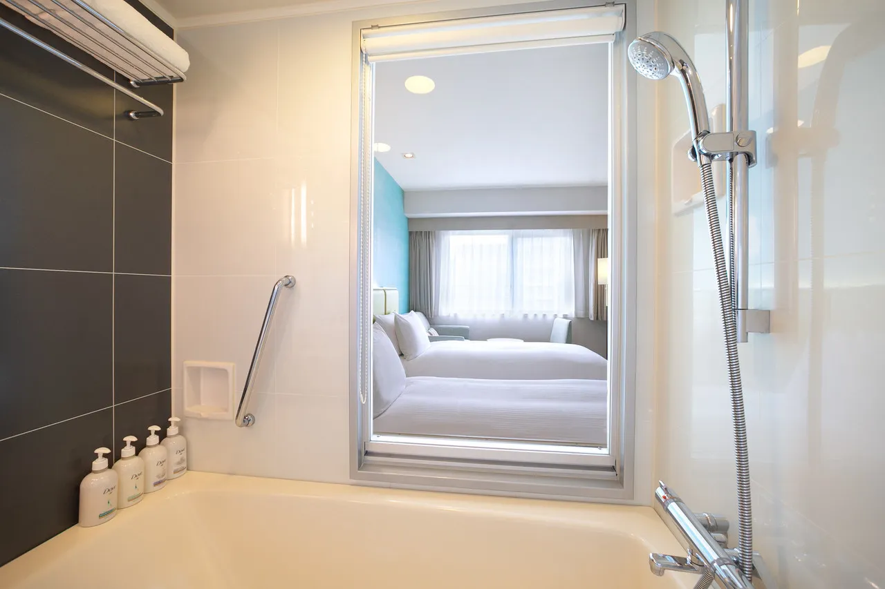 Holiday Inn Osaka Namba — rooms and atmosphere