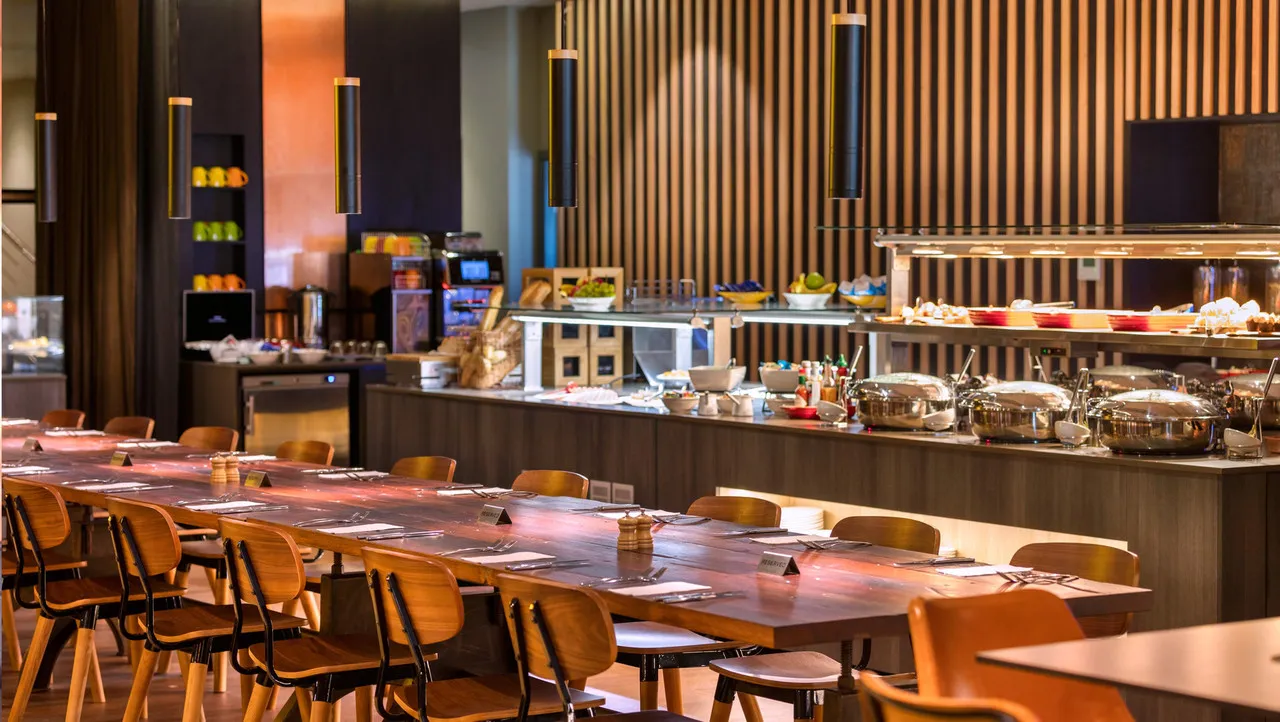 Holiday Inn Perth City Centre — rooms and atmosphere