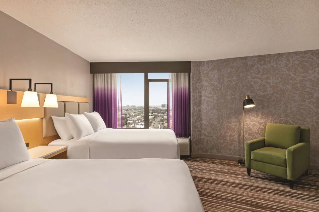 Holiday Inn Philadelphia Arpt-Stadium Area by IHG — rooms and atmosphere