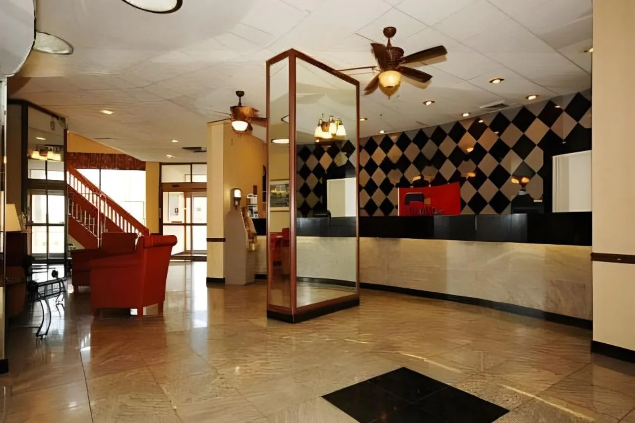 Holiday Inn Philadelphia Arpt-Stadium Area by IHG — rooms and atmosphere