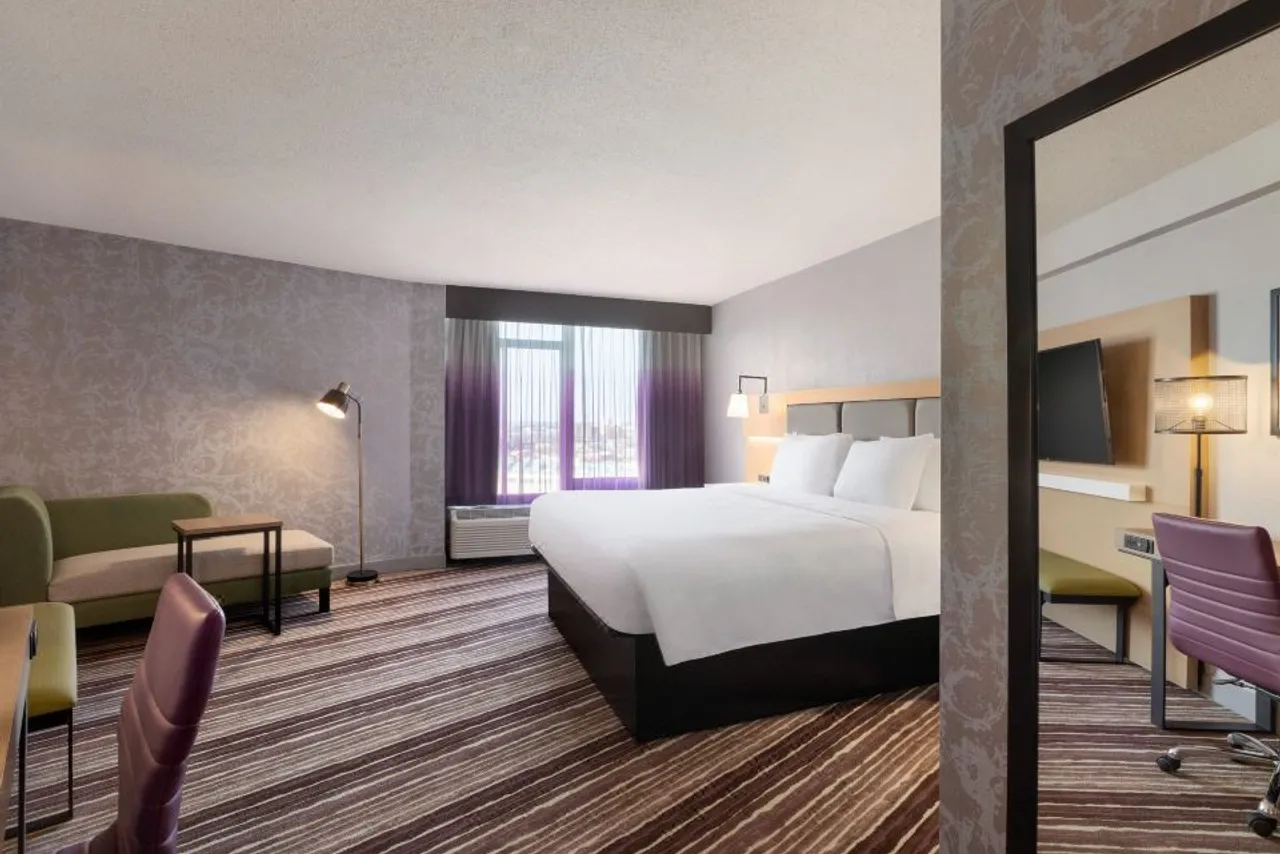 Holiday Inn Philadelphia Arpt-Stadium Area by IHG — rooms and atmosphere