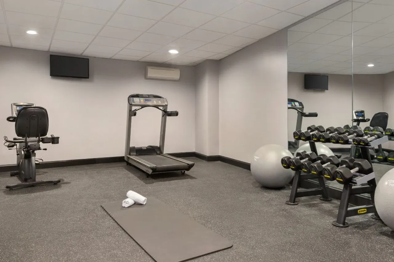 Holiday Inn Philadelphia Arpt-Stadium Area by IHG — rooms and atmosphere