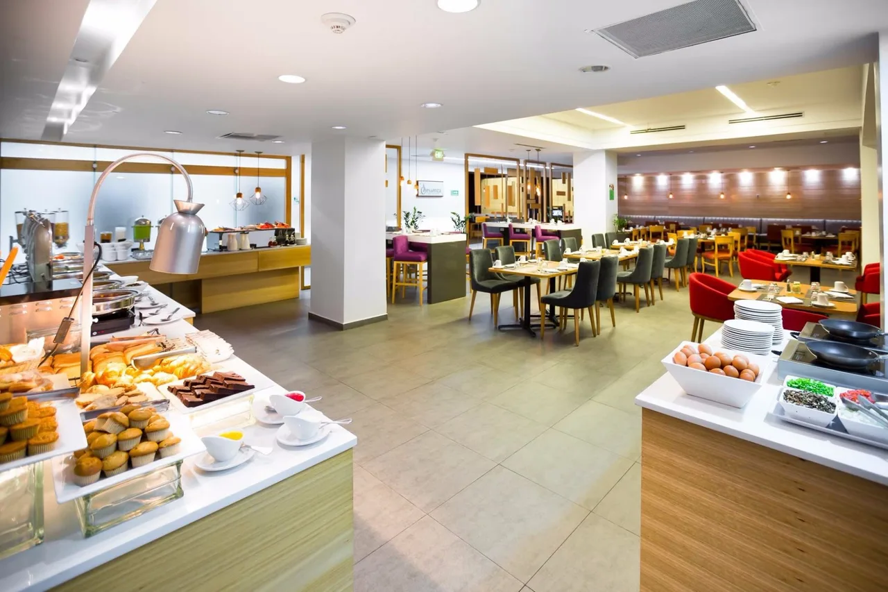 Holiday Inn San Salvador — rooms and atmosphere