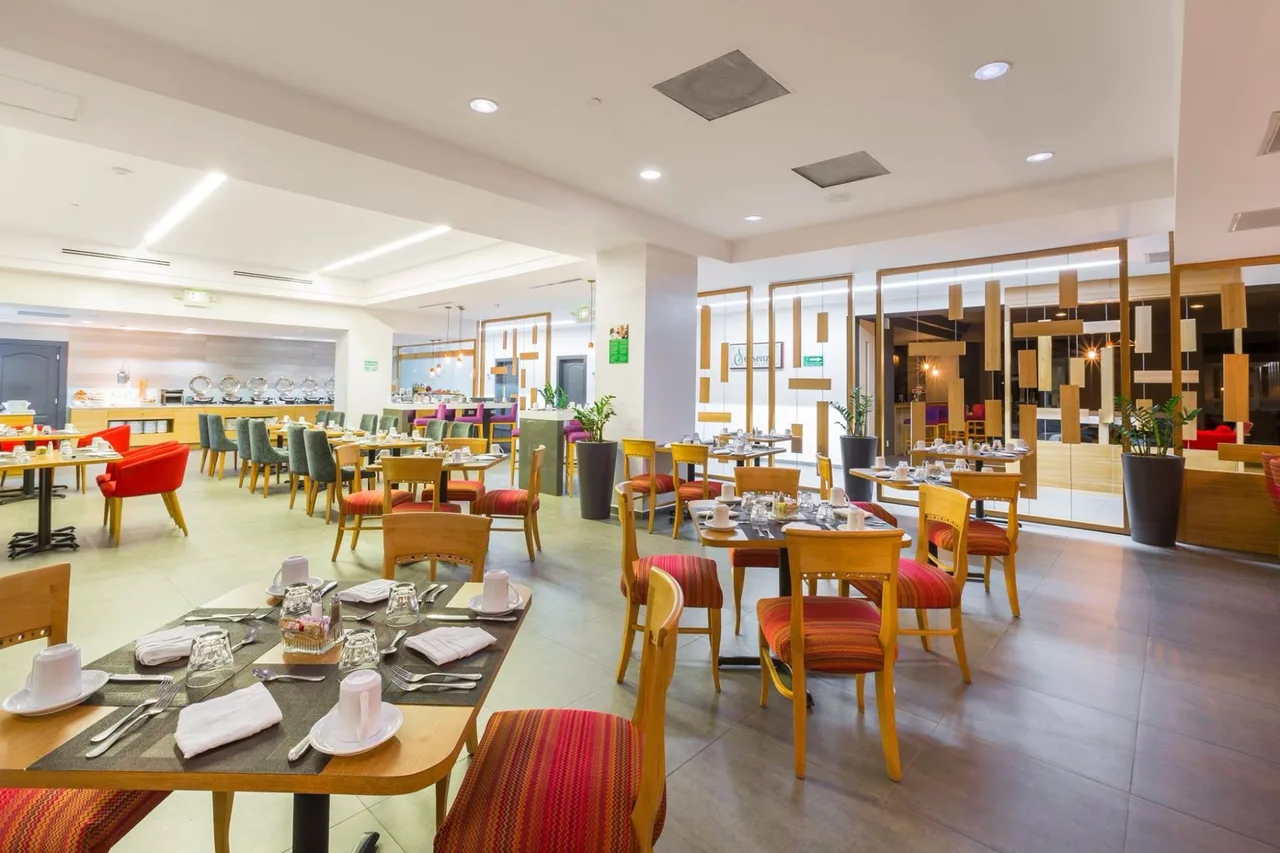 Holiday Inn San Salvador — rooms and atmosphere