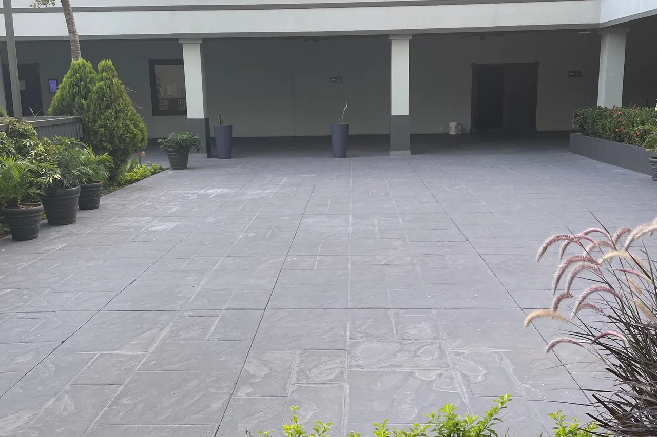 Holiday Inn San Salvador — rooms and atmosphere